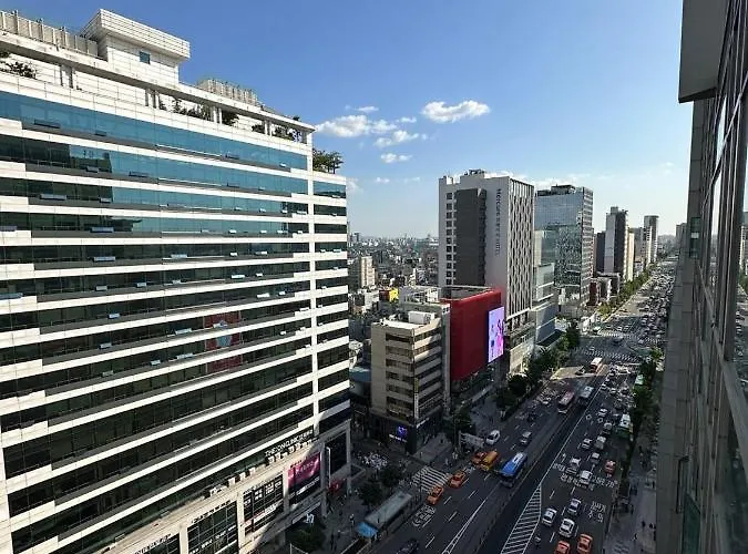 Hongdae 1min From Hongik Uni Station Exit #1 *